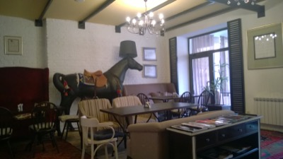Hotelový bar v Mildom apartments s lampou ve tvaru koně