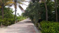 Promenáda mezi pláží a ulicí Ocean Drive v Miami Beach